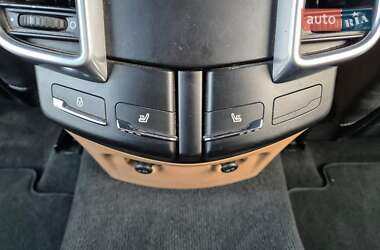 Внедорожник / Кроссовер Porsche Cayenne 2015 в 