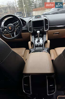 Внедорожник / Кроссовер Porsche Cayenne 2015 в 