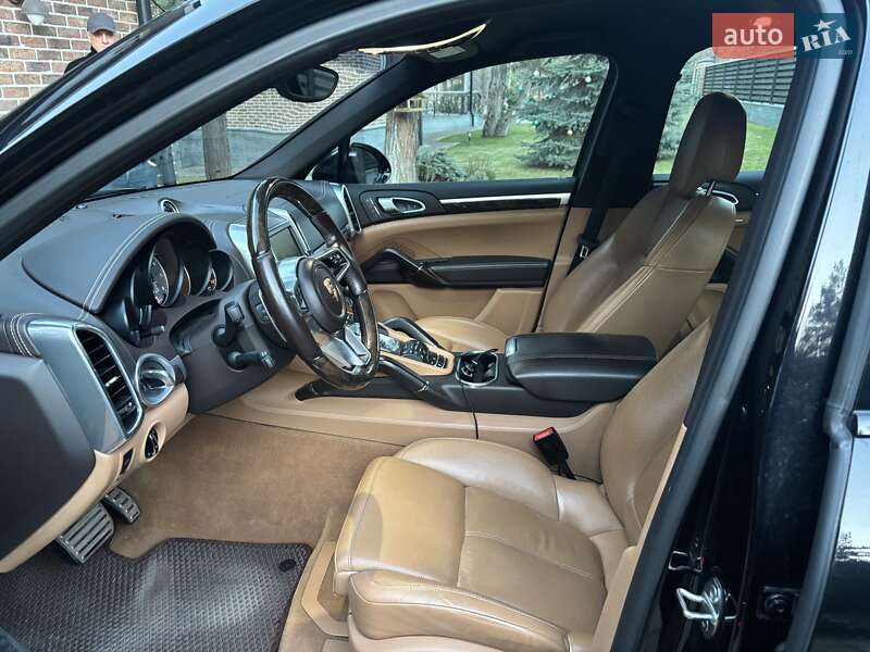 Внедорожник / Кроссовер Porsche Cayenne 2015 в Стоянке фото 5 Внедорожник / Кроссовер Porsche Cayenne 2015 в Стоянке