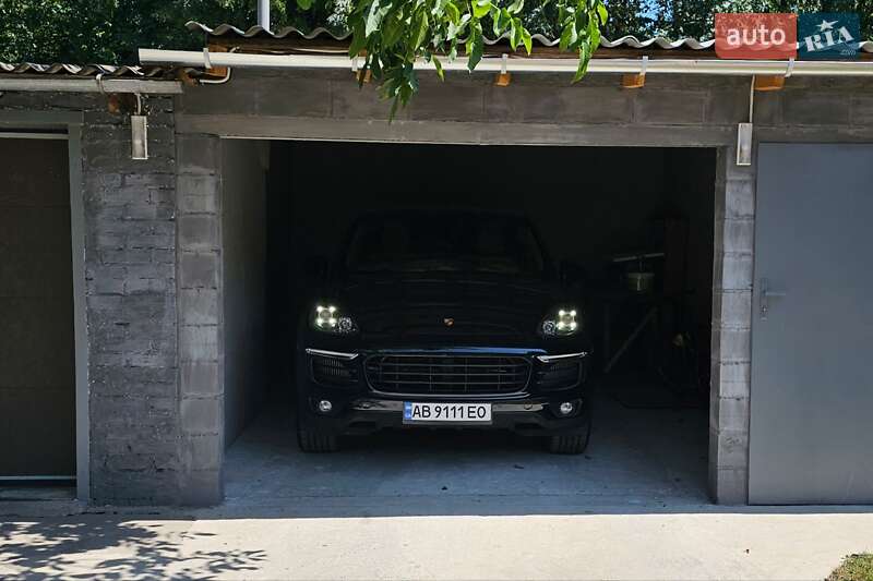 Позашляховик / Кросовер Porsche Cayenne 2015 в 