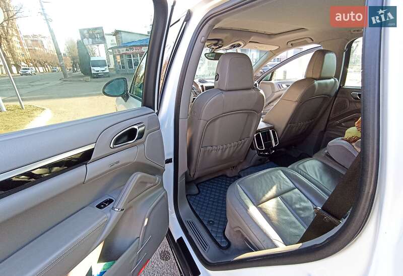 Внедорожник / Кроссовер Porsche Cayenne 2012 в Черновцах