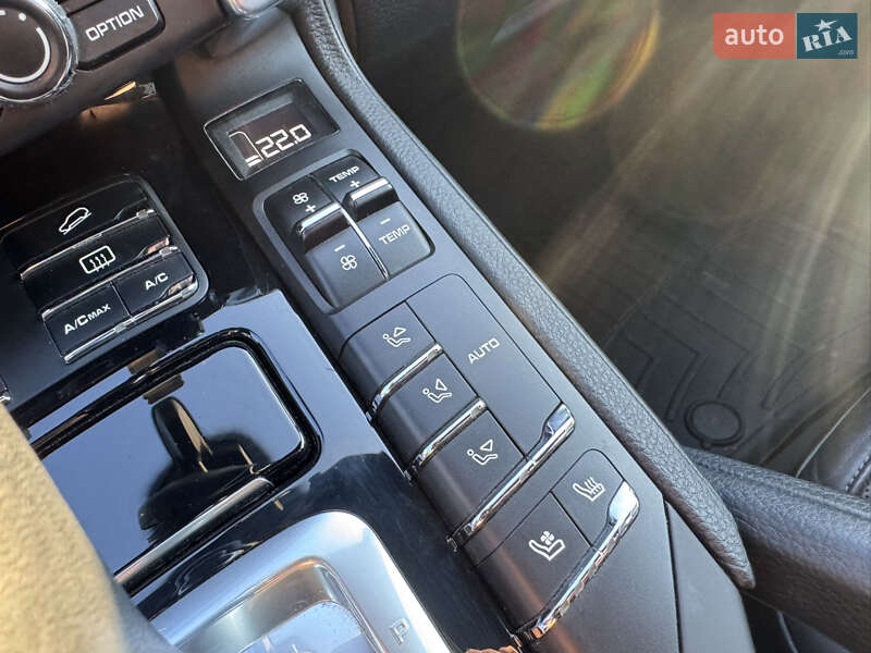 Внедорожник / Кроссовер Porsche Cayenne 2015 в Киеве