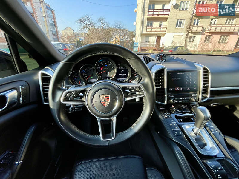 Внедорожник / Кроссовер Porsche Cayenne 2016 в Самборе