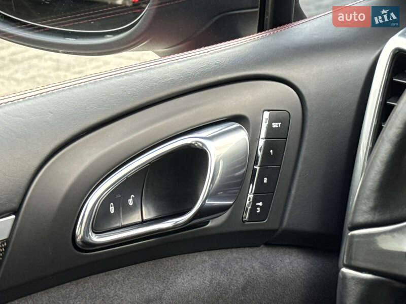 Позашляховик / Кросовер Porsche Cayenne 2013 в Києві