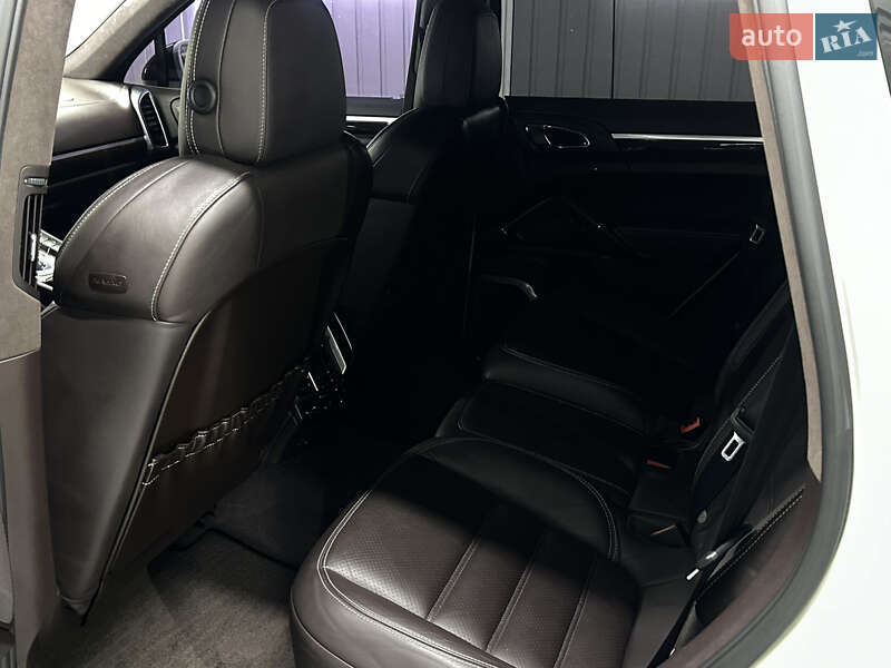 Позашляховик / Кросовер Porsche Cayenne 2011 в Чернівцях