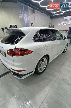 Внедорожник / Кроссовер Porsche Cayenne 2015 в 
