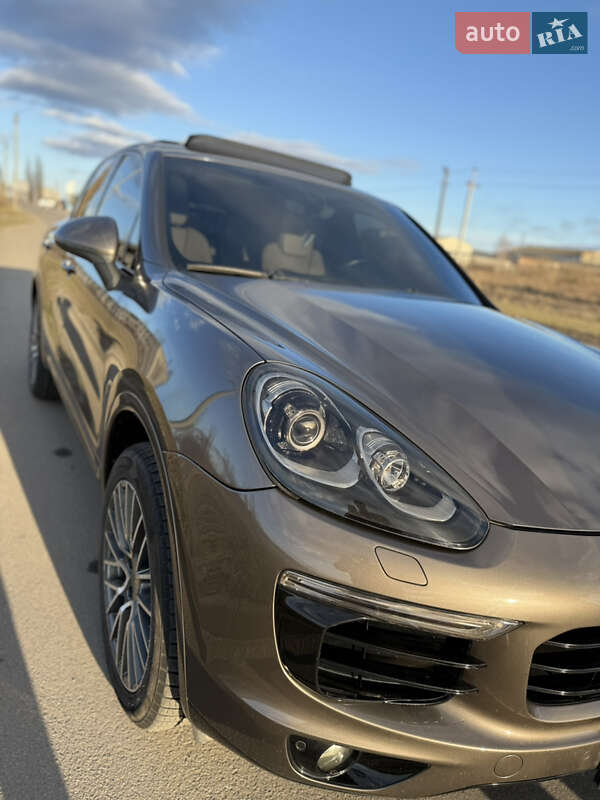 Внедорожник / Кроссовер Porsche Cayenne 2016 в 