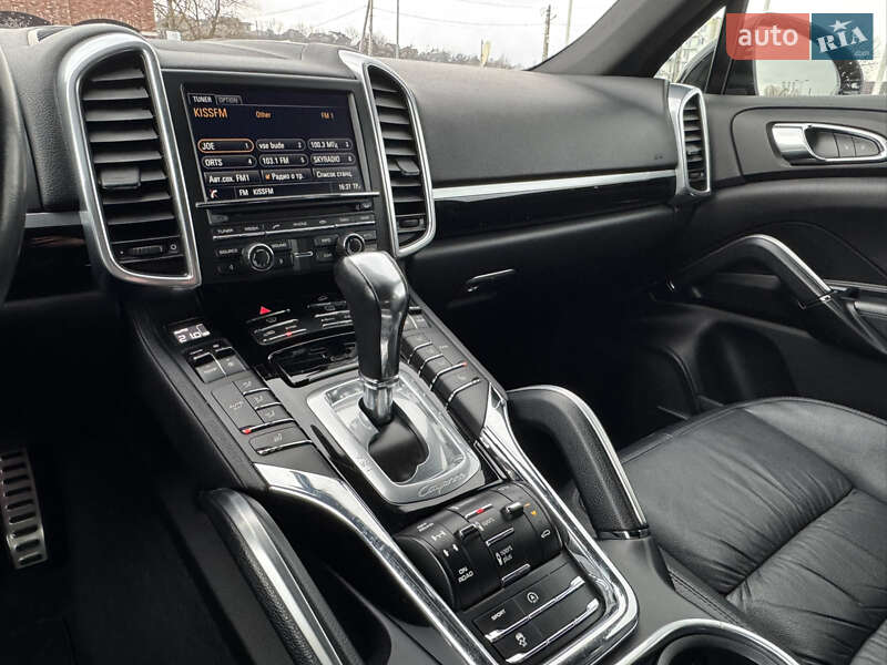 Внедорожник / Кроссовер Porsche Cayenne 2016 в Киеве