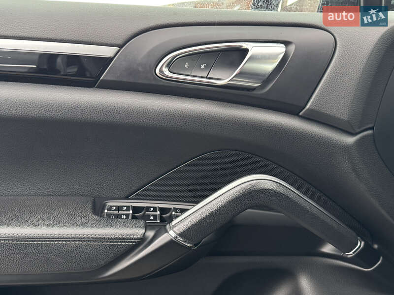 Внедорожник / Кроссовер Porsche Cayenne 2016 в Киеве