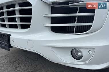 Внедорожник / Кроссовер Porsche Cayenne 2015 в 