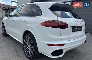 Внедорожник / Кроссовер Porsche Cayenne 2015 в 