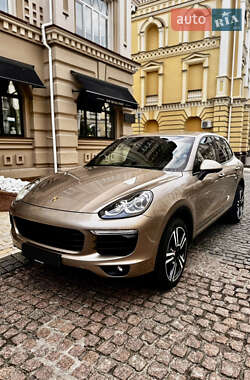 Внедорожник / Кроссовер Porsche Cayenne 2016 в 
