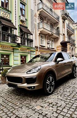 Внедорожник / Кроссовер Porsche Cayenne 2016 в 