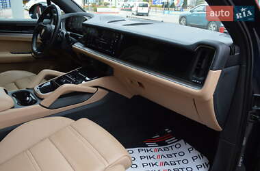 Внедорожник / Кроссовер Porsche Cayenne 2023 в 