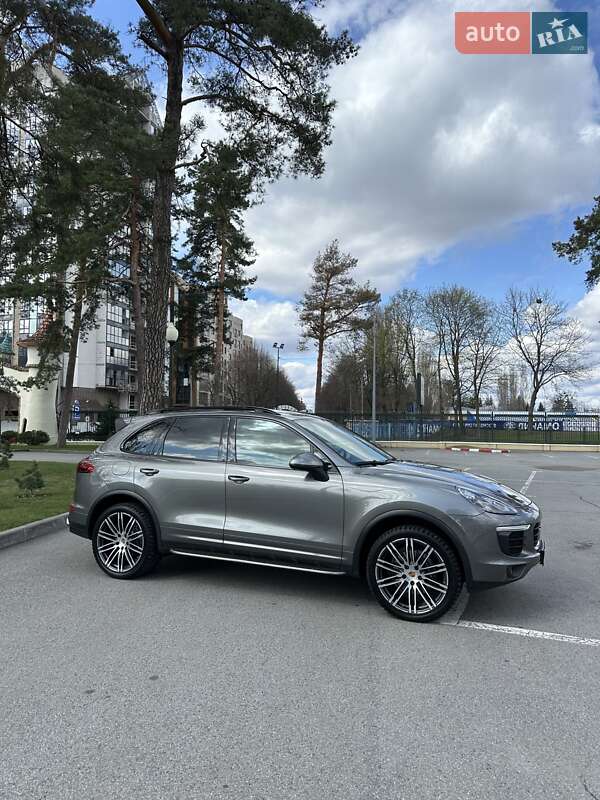 Внедорожник / Кроссовер Porsche Cayenne 2015 в Киеве