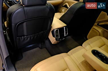Внедорожник / Кроссовер Porsche Cayenne 2015 в 