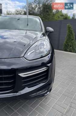 Внедорожник / Кроссовер Porsche Cayenne 2016 в 
