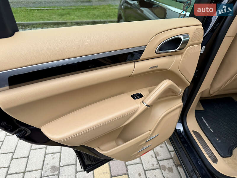 Внедорожник / Кроссовер Porsche Cayenne 2015 в Бродах