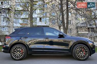 Внедорожник / Кроссовер Porsche Cayenne 2015 в 