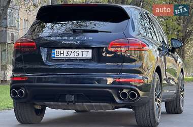 Внедорожник / Кроссовер Porsche Cayenne 2015 в 