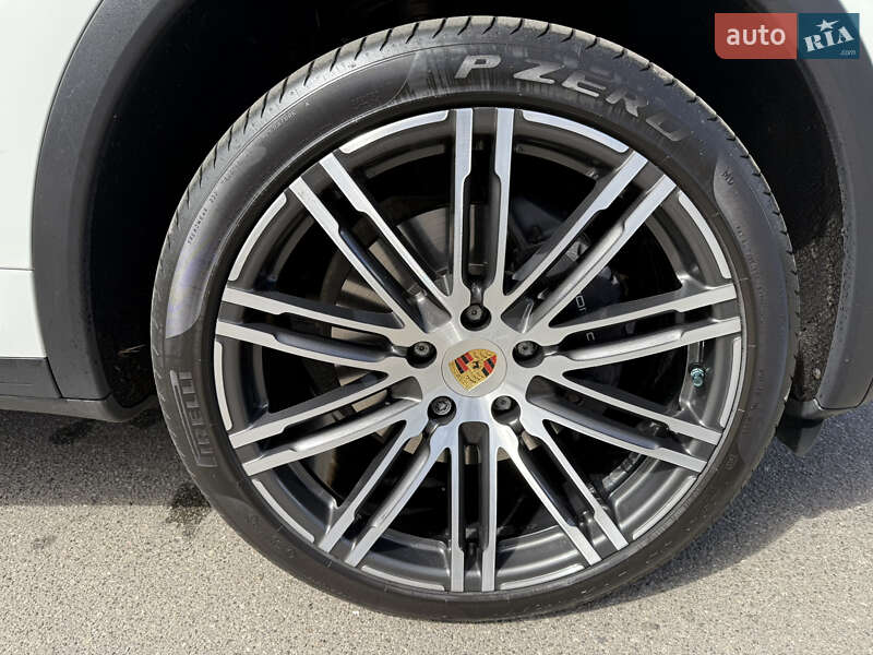 Внедорожник / Кроссовер Porsche Cayenne 2015 в Киеве