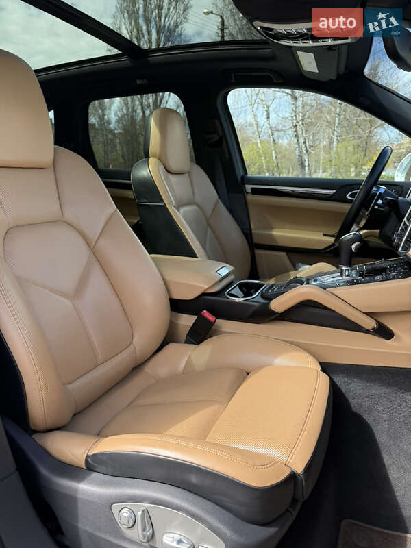 Внедорожник / Кроссовер Porsche Cayenne 2015 в Киеве