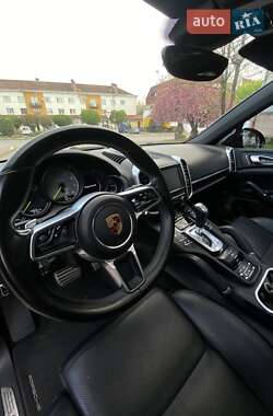 Внедорожник / Кроссовер Porsche Cayenne 2016 в 