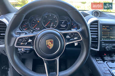 Позашляховик / Кросовер Porsche Cayenne 2016 в 