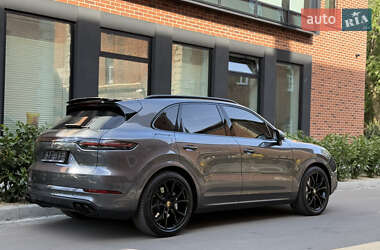 Внедорожник / Кроссовер Porsche Cayenne 2018 в 