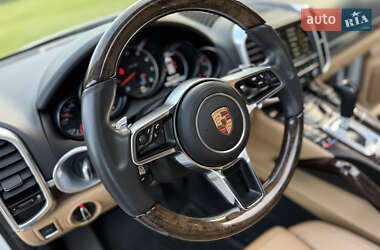 Внедорожник / Кроссовер Porsche Cayenne 2015 в 