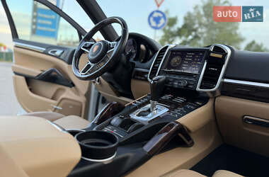 Внедорожник / Кроссовер Porsche Cayenne 2015 в 
