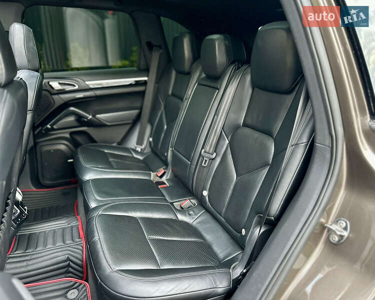 Внедорожник / Кроссовер Porsche Cayenne 2012 в Киеве