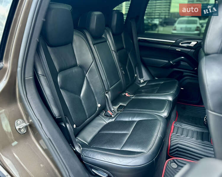 Внедорожник / Кроссовер Porsche Cayenne 2012 в Киеве