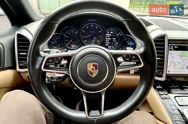 Позашляховик / Кросовер Porsche Cayenne 2016 в 