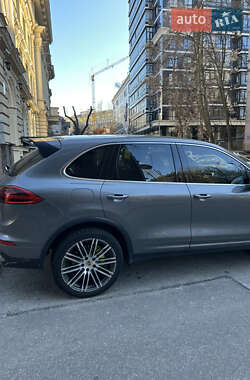Внедорожник / Кроссовер Porsche Cayenne 2015 в 