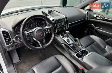 Внедорожник / Кроссовер Porsche Cayenne 2015 в 