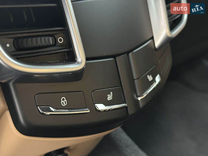 Внедорожник / Кроссовер Porsche Cayenne 2015 в Киеве