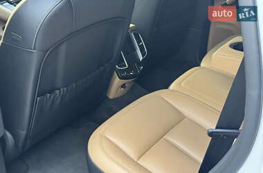Внедорожник / Кроссовер Porsche Cayenne 2015 в 