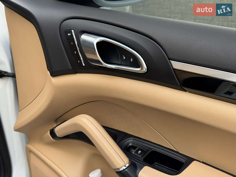 Внедорожник / Кроссовер Porsche Cayenne 2015 в Киеве