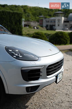 Внедорожник / Кроссовер Porsche Cayenne 2017 в 