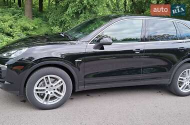Внедорожник / Кроссовер Porsche Cayenne 2015 в 
