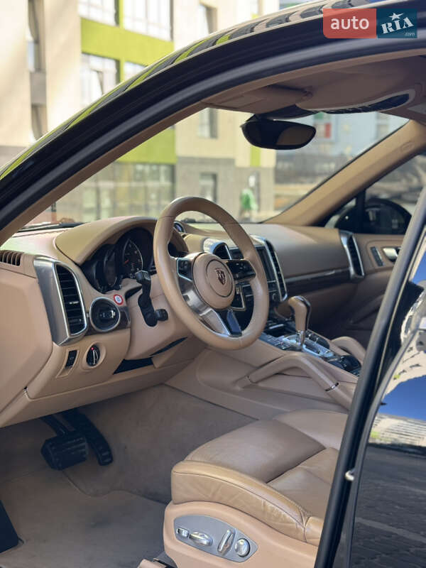Позашляховик / Кросовер Porsche Cayenne 2015 в Івано-Франківську