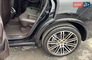 Внедорожник / Кроссовер Porsche Cayenne 2015 в 