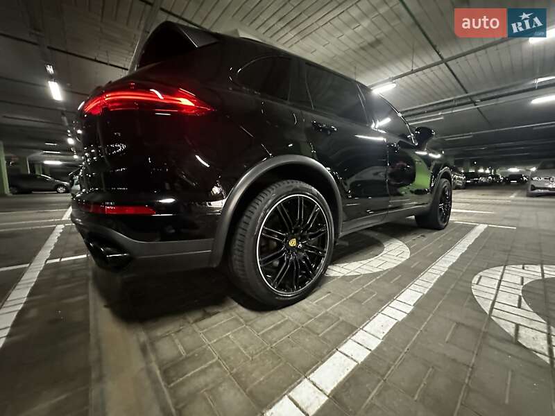 Позашляховик / Кросовер Porsche Cayenne 2015 в Києві
