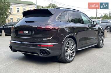 Внедорожник / Кроссовер Porsche Cayenne 2015 в 