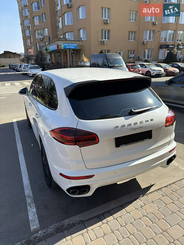 Внедорожник / Кроссовер Porsche Cayenne 2016 в Софиевской Борщаговке