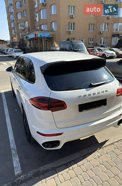 Внедорожник / Кроссовер Porsche Cayenne 2016 в 
