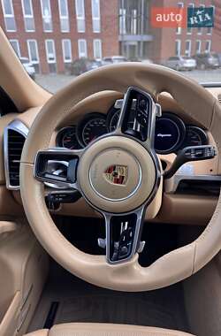 Внедорожник / Кроссовер Porsche Cayenne 2015 в 