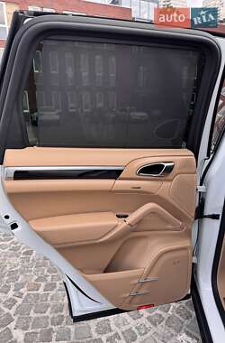 Внедорожник / Кроссовер Porsche Cayenne 2015 в 