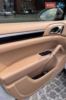 Внедорожник / Кроссовер Porsche Cayenne 2015 в 